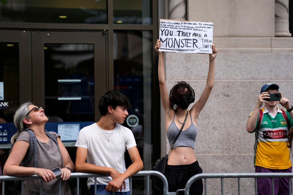 Un manifestante permanece frente al Madison Square Garden durante la fiesta de boda entre Taylor Swift y Travis Kelce.