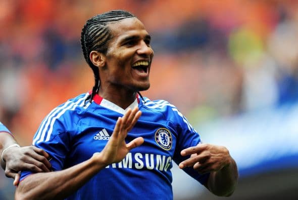 El francés Malouda se echa perfume en la camiseta antes de salir a la cancha.