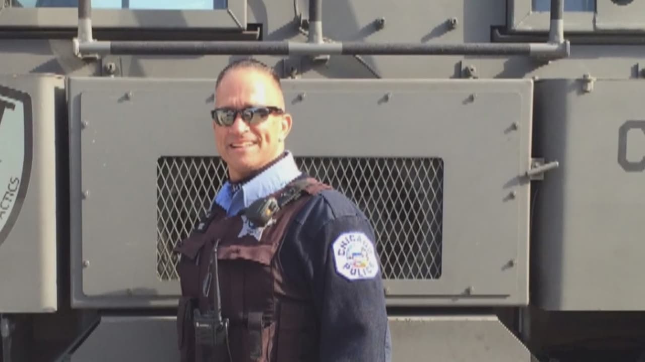 Policía de día, instructor de béisbol de tarde: el esfuerzo de un puertorriqueño por ayudar a niños de Chicago