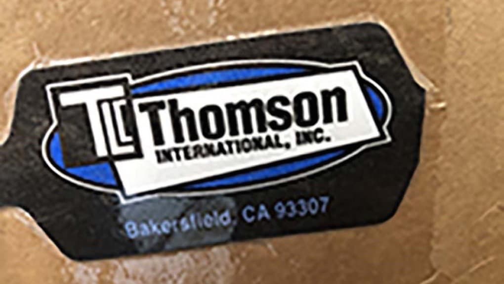 <b>Marca Thompson</b>
<br>Las cebollas fueron distribuidas a mayoristas, restaurantes y minoristas en los 50 estados, el Distrito de Columbia y Canadá, bajo las marcas Thomson Premium, TLC Thomson International, Tender Loving Care, El Competitor, Hartley’s Best, Onions 52, Majestic, Imperial Fresh, Kroger, Utah Onions y Food Lion.
