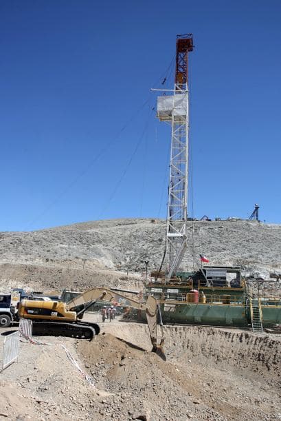 La máquina del llamado "plan B" alcanzó el sector ubicado a unos 660 metros de profundidad con un primer ducto de unos 30 centímetros.