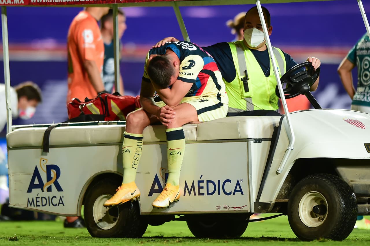 Nicolás Benedetti abandonó el partido frente al León en llanto gracias a una nueva lesión del colombiano.