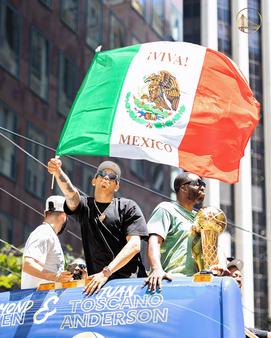 Desde que los Golden State Warriors salieron
<a href="https://www.univision.com/deportes/nba/historico-juan-toscano-primer-mexicano-campeon-nba-golden-state-warriors-2022">campeones de la NBA</a>, la bandera de México ha sido fotografiada en múltiples ocasiones junto al afamado trofeo Larry O'Brien.