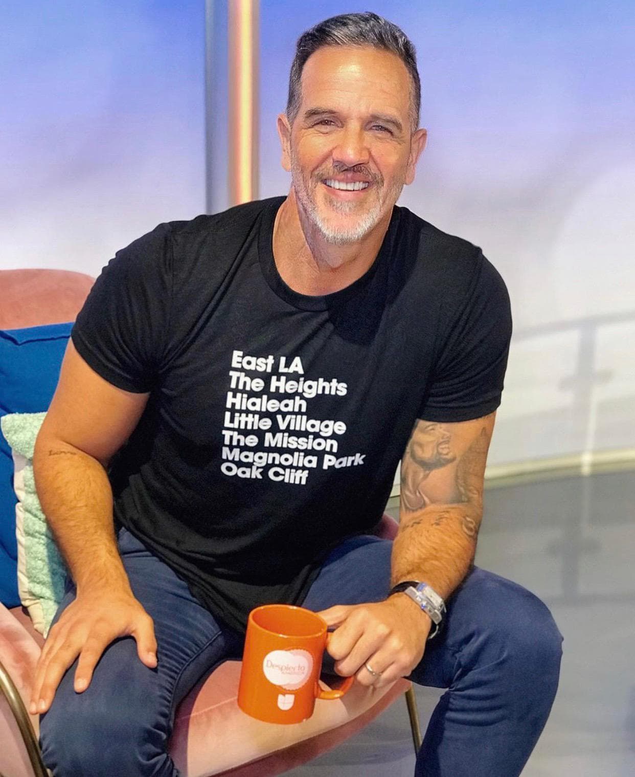 “Parece un galán de cine”, así fue cómo sus compañeros concordaron que se veía el chef Yisus. “Tú eres como el vino, con los años estás más bueno”, agregó Karla en tono divertido, mientras sus compañeras aprobaron el comentario.