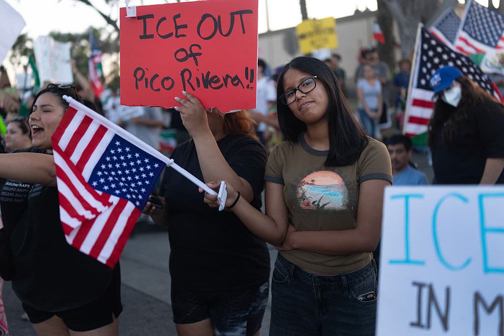 El Departamento de Seguridad Nacional ni ICE han ofrecido cifras sobre cuántos arrestos ejecutaron el martes en Pico Rivera. Tampoco se conocía
<b>hasta cuándo estarán impactando la ciudad</b>.