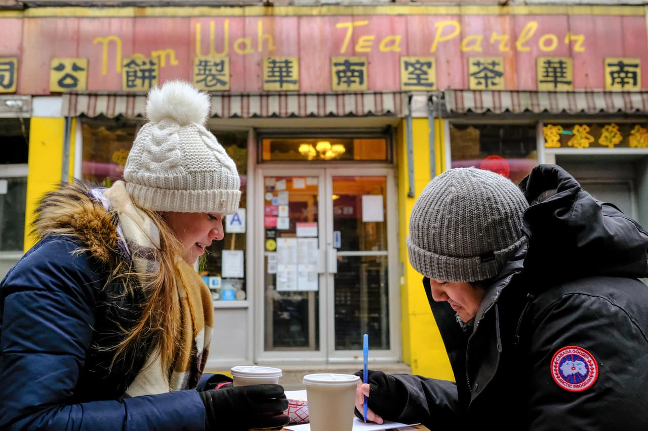 <b>Nom Wah Tea Parlor. Nueva York. Fundado en 1920. </b>Este histórico restaurante en el barrio chino de Manhattan está ahora dirigido por Wilson Tang, quien dejó su trabajo en Wall Street en 2011 para tomar el control del viejo negocio familiar. Según el portal history.com, este local fue testigo de los 
<a href="https://www.history.com/news/historic-oldest-us-restaurants"><u>conflictos entre pandillas chinas a principios del siglo XX</u></a> y hoy sigue siendo un concurrido lugar
<a href="https://nomwah.com/"> <u>muy famoso por sus lumpias</u></a>.
<br>