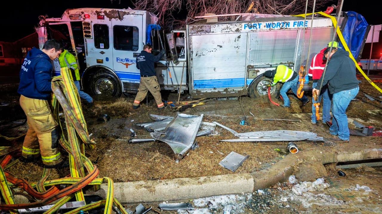 <b>Cuatro bomberos estaban en el camión y todos fueron trasladados a hospitales locales</b>. Además del bombero en estado crítico, otro permanece en condición estable, y dos han sido dados de alta. 
<b>El accidente ocurrió cerca de la intersección de Village Creek y Wilbarger, y del <a href="https://maps.app.goo.gl/KnrNybp5VF6Nwp959" target="_blank">Centro Comunitario Eugene McCray</a></b>.