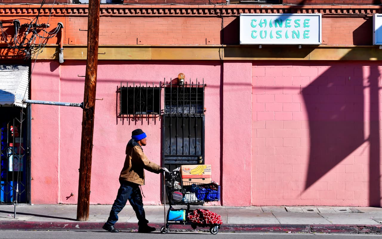 <a href="https://www.univision.com/temas/california">California</a>, con 161,548 de personas sin vivienda, el 28% del total, encabeza la lista de estados con mayor número de personas sin hogar. Le siguen
<a href="https://www.univision.com/temas/nueva-york">Nueva York</a> (16% o 91,271 personas);
<a href="https://www.univision.com/temas/florida">Florida</a> (5% o 27,487 personas); y
<a href="https://www.univision.com/temas/texas">Texas</a> (5% o 27,229).