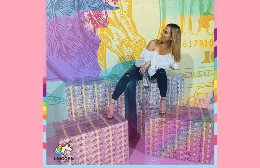 <b>Unicorn Factory</b>
<br>2600 NW 5th Ave. 
<br>Miami, FL 33127
<br>(786) 636-6931
<br>
<br>
<a href="http://unicornfactorymia.com/" target="_blank">http://unicornfactorymia.com/</a>
<br>
<br>Ubicado en Wynwood, Unicorn Factory provee los mejores fondos para tus fotos de Instagram. Diseñado para todas las edades, contiene múltiples salas temáticas donde puedes capturar recuerdos inolvidables. Las entradas se compran solo en línea y tienen una tarifa de descuento para grupos de 10 personas o más. La página web actualmente está promocionando un especial donde obtienes un código de descuento de $5 al registrarte por correo electrónico.
<br>
<br>Entradas
<br>Mayores de 3 años: $38
<br>Menores de 3 años entran gratis.
<br>
<br>