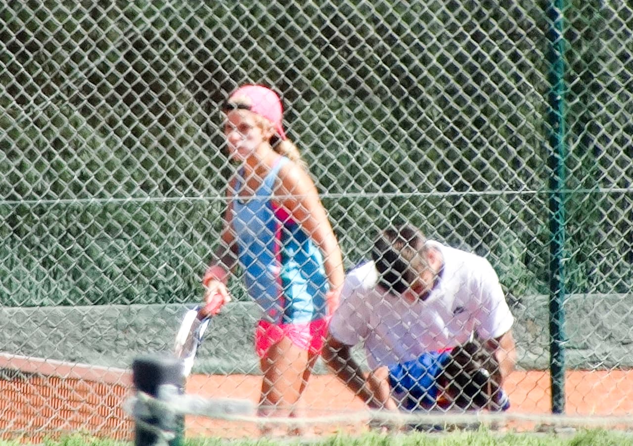 Necesitó un poco de ayuda de su papá.