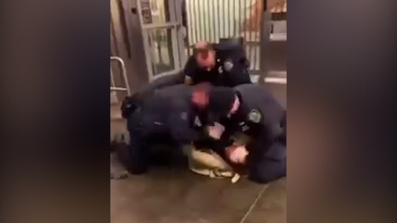 “Atacó a los oficiales”: policía responde a video que muestra a agente golpeando a un hombre