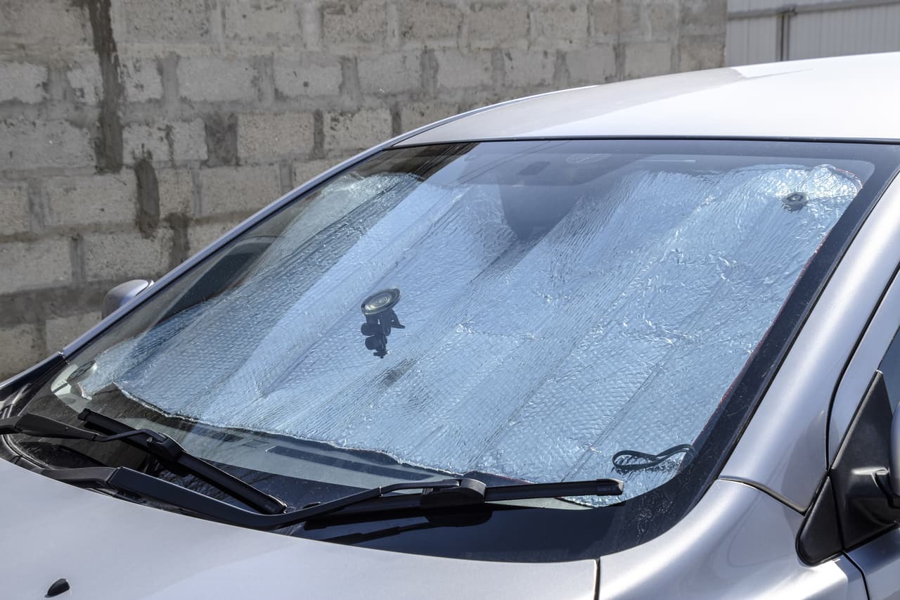 <b>Soleado en exceso</b>
<br>El sueño de todo conductor es estacionar su auto siempre bajo la sombra, libre de obstáculos, lamentablemente no es algo que puede hacerse todo el tiempo. Los rayos solares no solo convierten al carro en un horno, sino que también son dañinos parar la pintura e interior del vehículo. Cuando no hay otro remedio, hay que proteger el auto con una parasol reflectivo especial sobre el parabrisas que rechace los rayos del sol; la cabina estará poco menos caliente, al mismo tiempo que se protegen los plásticos y telas del interior.