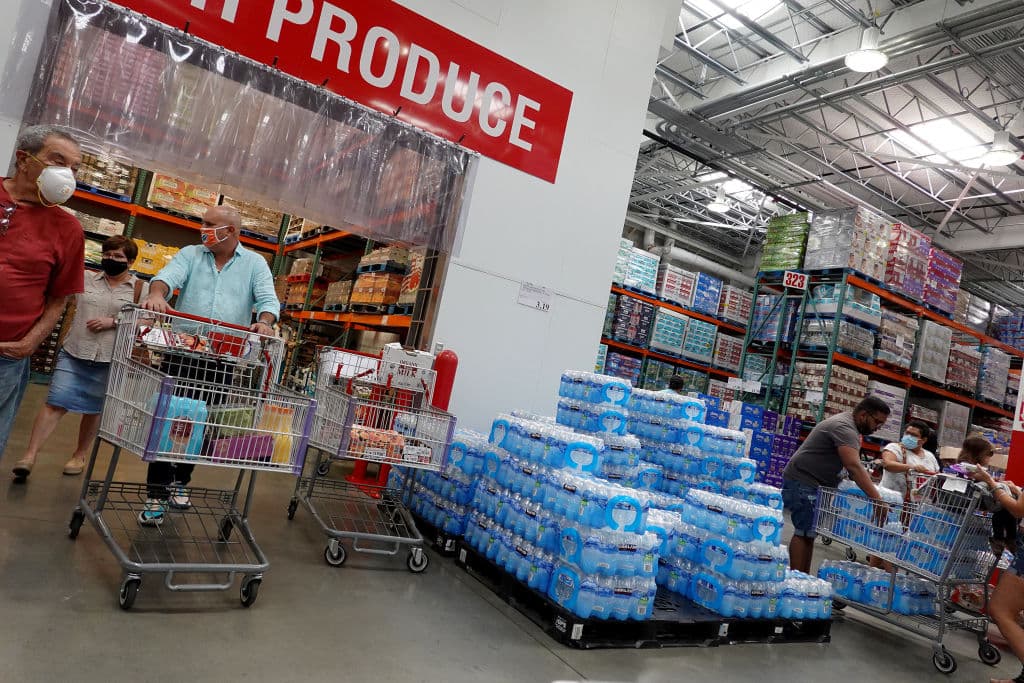 Por ejemplo, Costco, tienda mayorista, ha impuesto límites de compras en artículos como papel sanitario, agua embotellada y papel toalla.