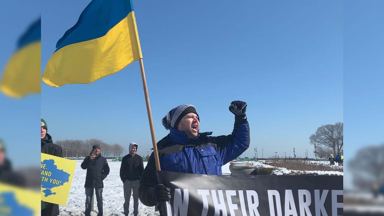 En medio de las demandas, los manifestantes entonaron el himno ucraniano en varias ocasiones.