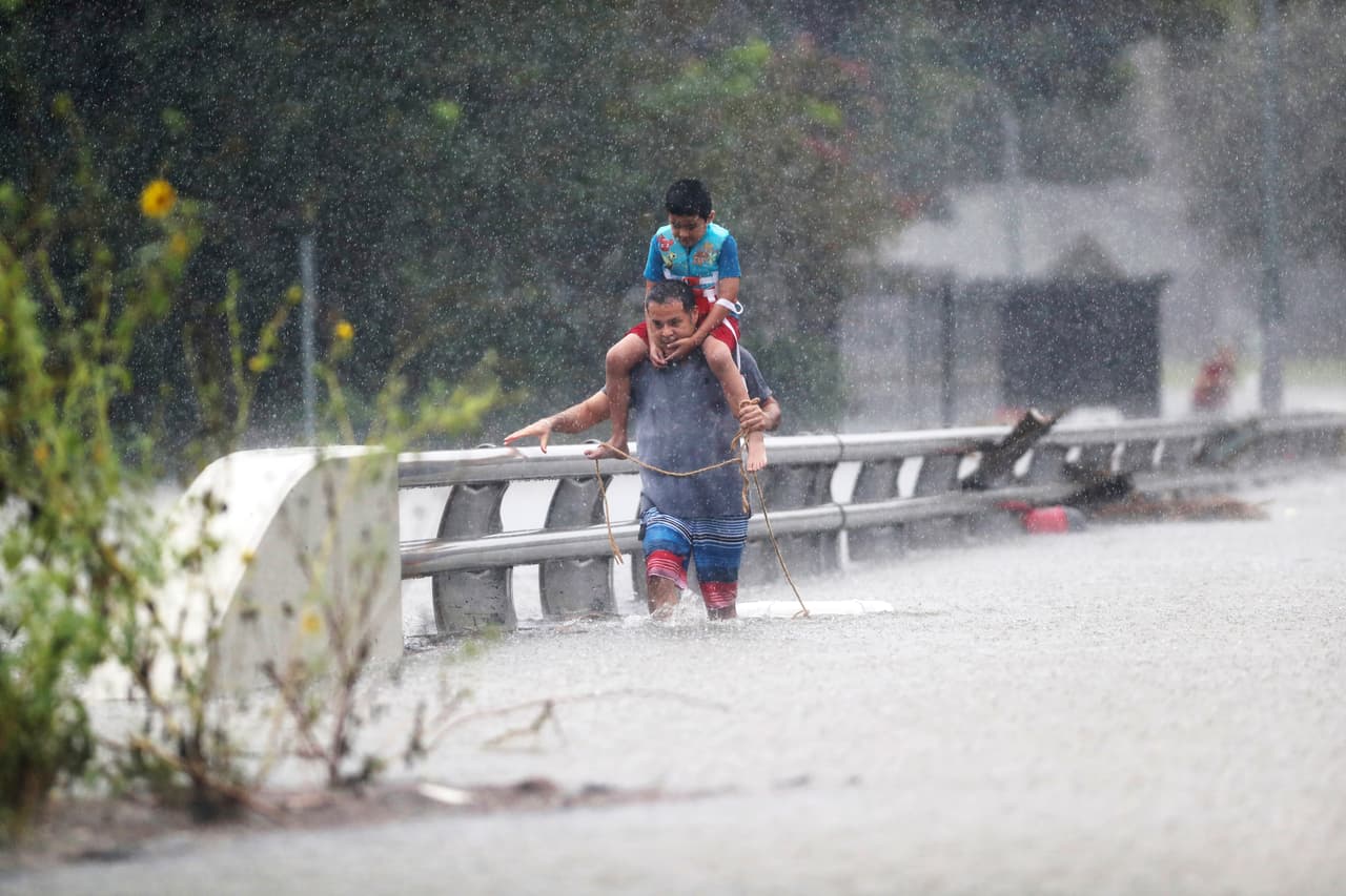 Al menos 1,000 personas ya han sido rescatadas de las aguas.
