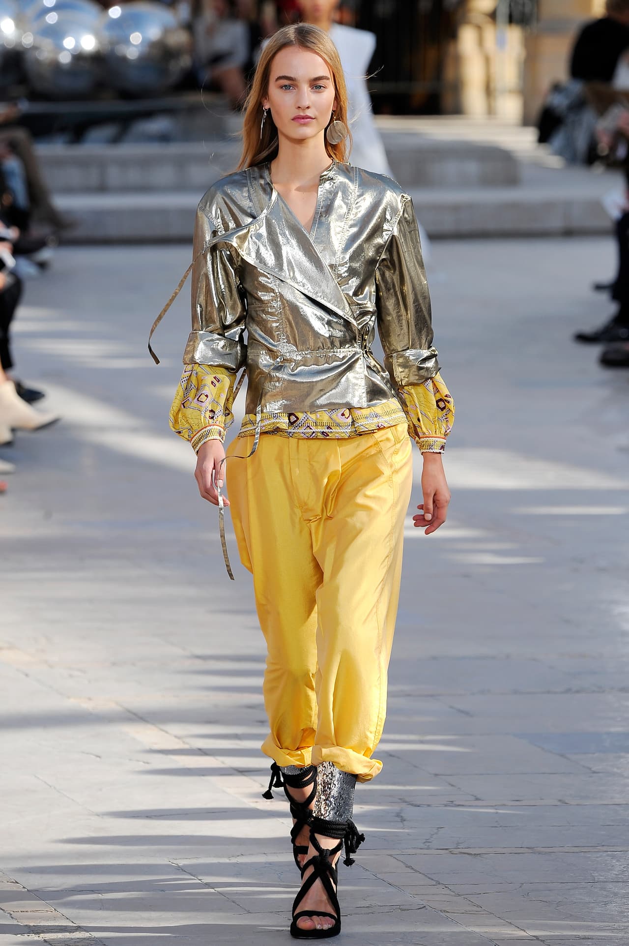 Isabel Marant trata a sus textiles metálicos como si se tratara de dénim; confisca su glamur al transformarlos en prendas básicas, otorgándoles un refrescante giro.