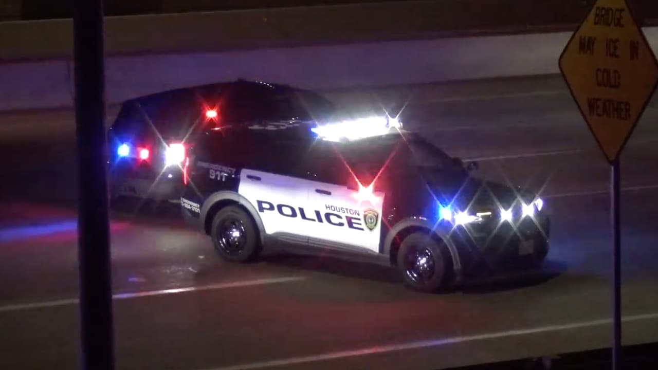 El hombre, de 27 años, conducía su BMW con una acompañante cuando los pasajeros de otro automóvil comenzaron a disparar contra ellos, de acuerdo con la policía. La víctima recibió un impacto de bala en la cabeza y murió en la escena.