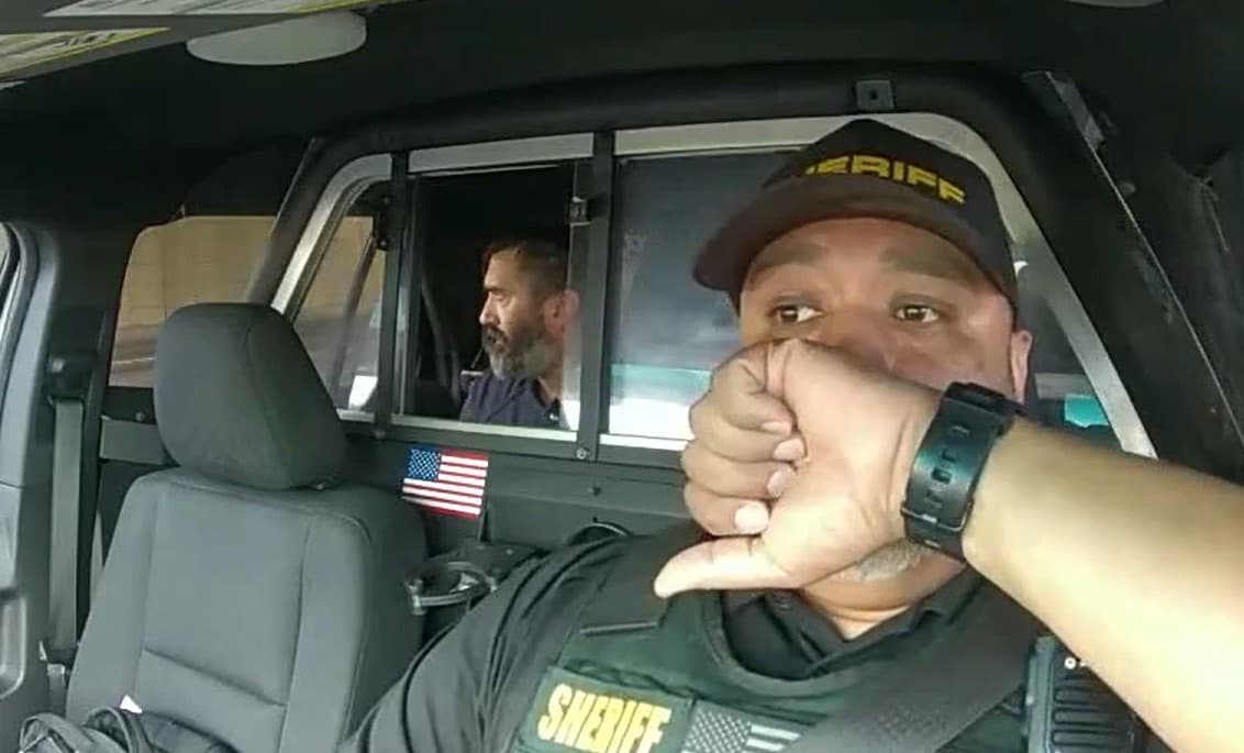 El Departamento de Policía de Kissimmee recién dio a conocer un video en el que Stephen Sterns se queja de las condiciones de la cárcel, 
<b>asegurando que ha tenido que dormir en el piso de concreto</b>, y utilizar 
<b>papel higiénico como almohada</b>.