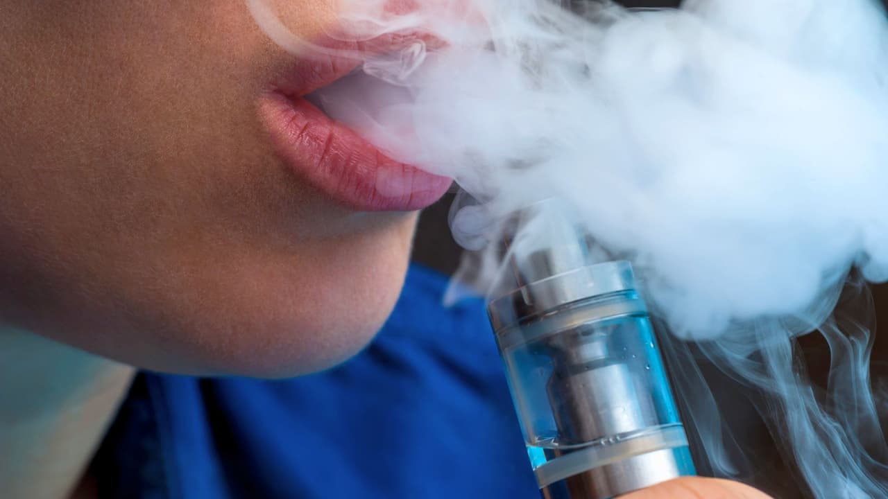 <h3 class="cms-H3-H3">Dallas sigue el ejemplo de otras ciudades texanas 🤝🏻</h3>
<br>Dallas no está sola en este esfuerzo. 
<b>Austin, San Antonio y Houston ya han implementado regulaciones similares para limitar el vapeo en espacios públicos</b>. 
<br>🚭 Austin prohibió el vapeo en 2017. 
<br>🚭 San Antonio agregó los cigarrillos electrónicos a su definición de “fumar.” 
<br>🚭 Houston implementó una prohibición similar en 2022.