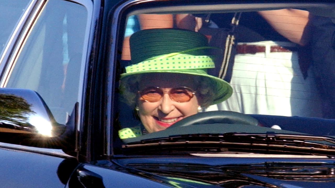 A la reina también se la puede ver con frecuencia al volante de alguno de sus automóviles de uso particular,
<b>siempre con un guardaespaldas sentado en el asiento del pasajero</b> delantero.