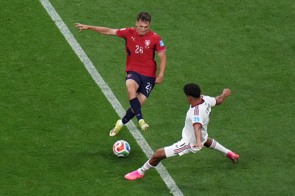 El checo Denis Visinsky (26) disputa el balón con el mexicano Luis Romo