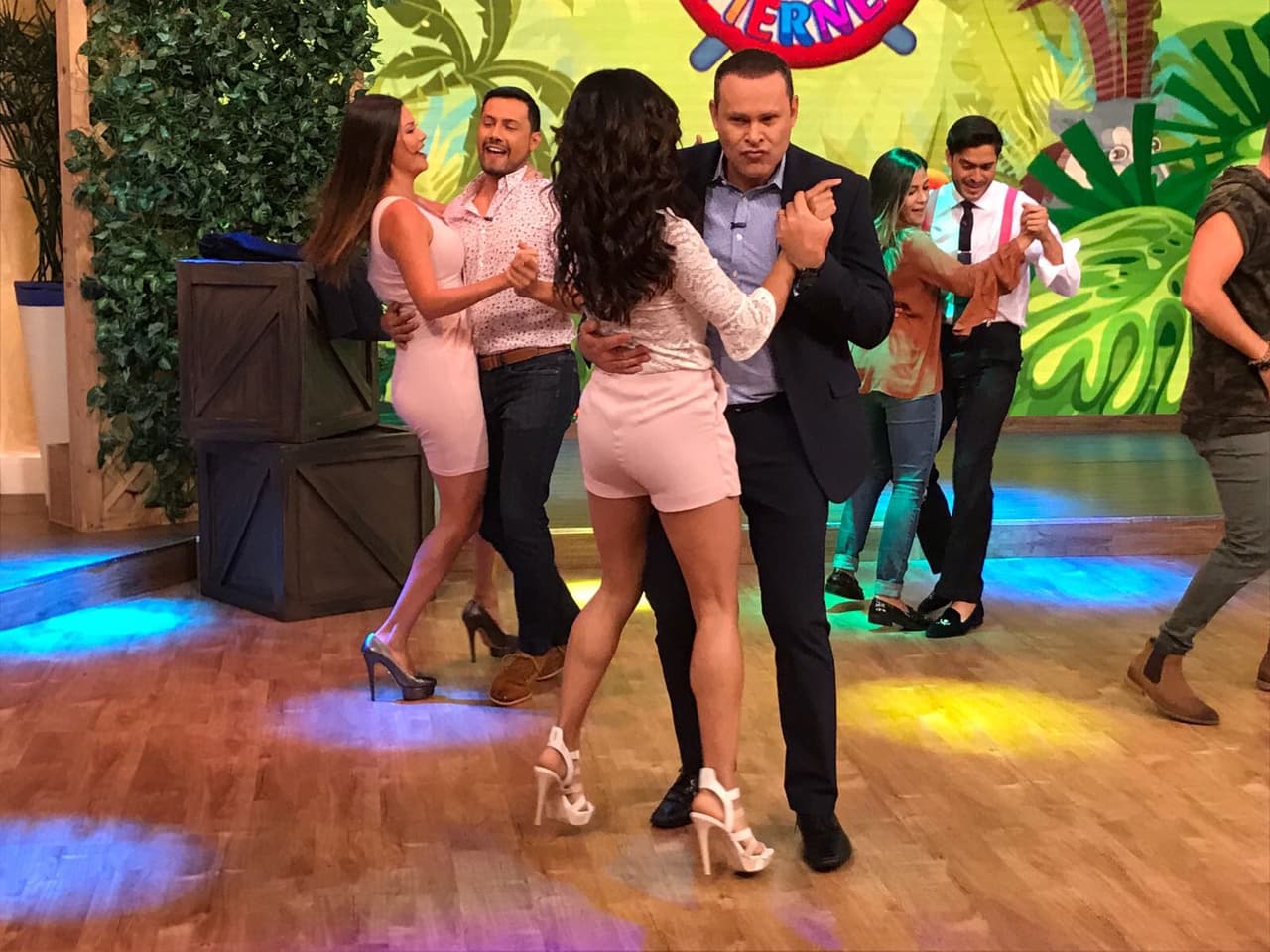 Qué nadie se quede sentado, todos a bailar para divertirnos esta mañana.