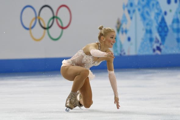 La alemana Aliona Savchenko cae mientras realizaba, junto con Robin Szolkowy, su prueba de patinaje artístico de parejas.