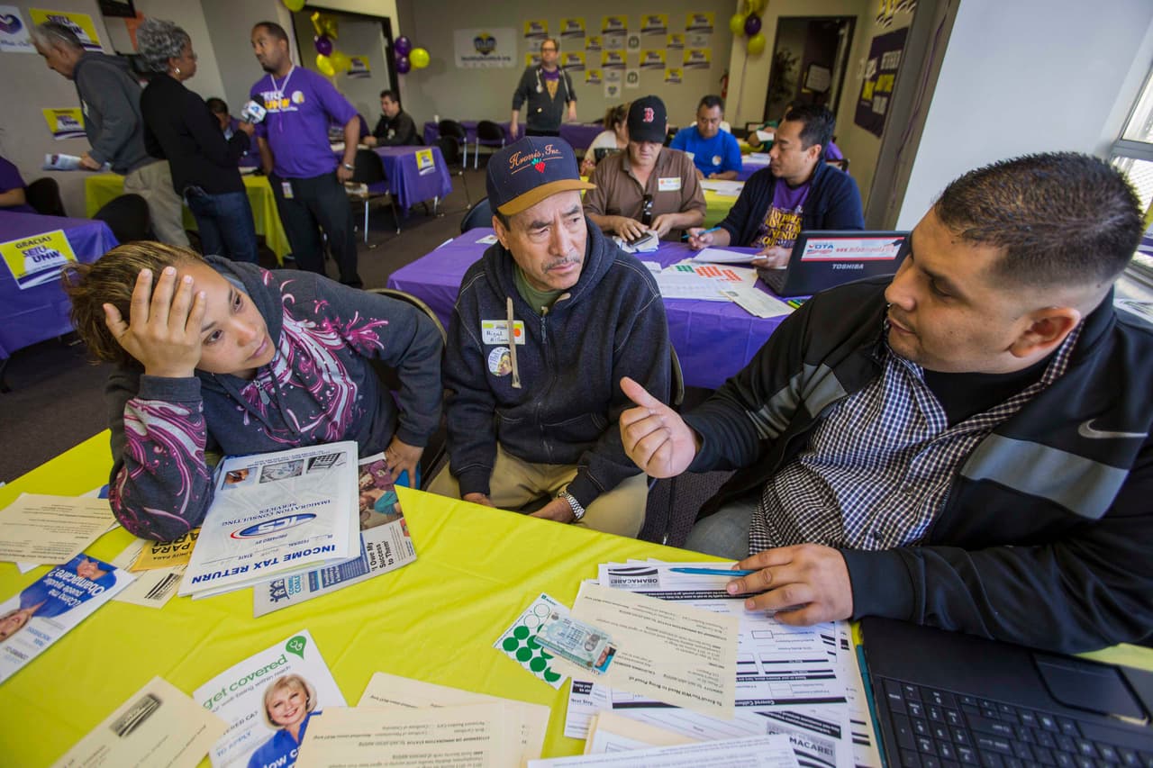 Más trabas, incertidumbre y temor: las barreras a las que se enfrentan los hispanos para inscribirse en Obamacare este año