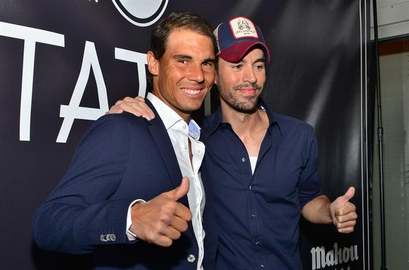 Rafael Nadal, quien ocupa la séptima posición entre los mejores tenistas del mundo, vistió de traje para la ocasión, mientras que Enrique Iglesias optó por un look muchísimo más relajado.