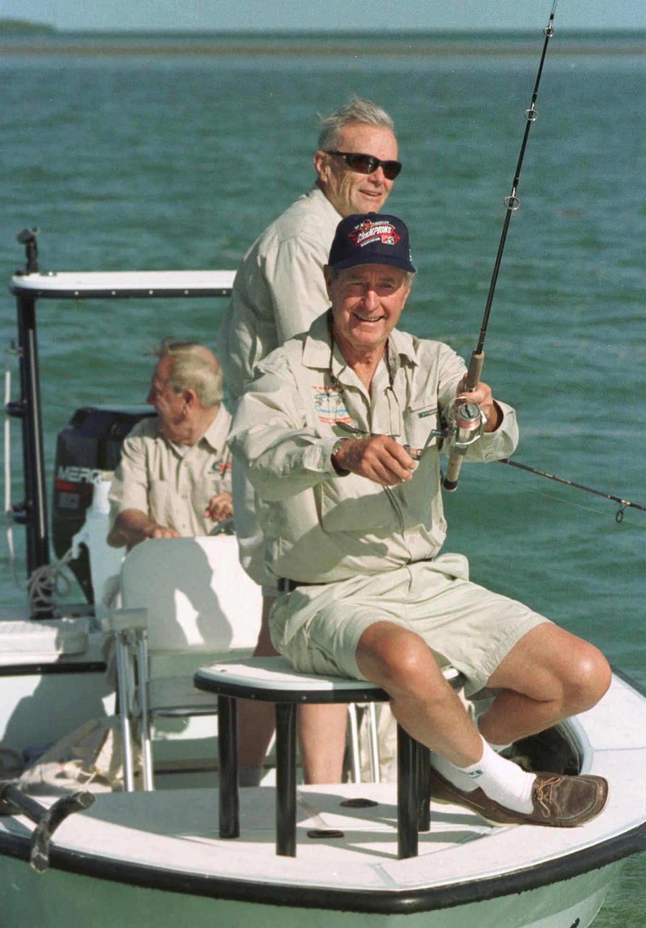 El expresidente George H.W. Bush participa en el torneo ‘Bonefish George Bush’ en los Cayos de Florida el 27 de octubre de 1998. El concurso de ese año atrajo a 50 pescadores quienes pagaron $2,250 cada uno para pescar y socializar con el presidente.