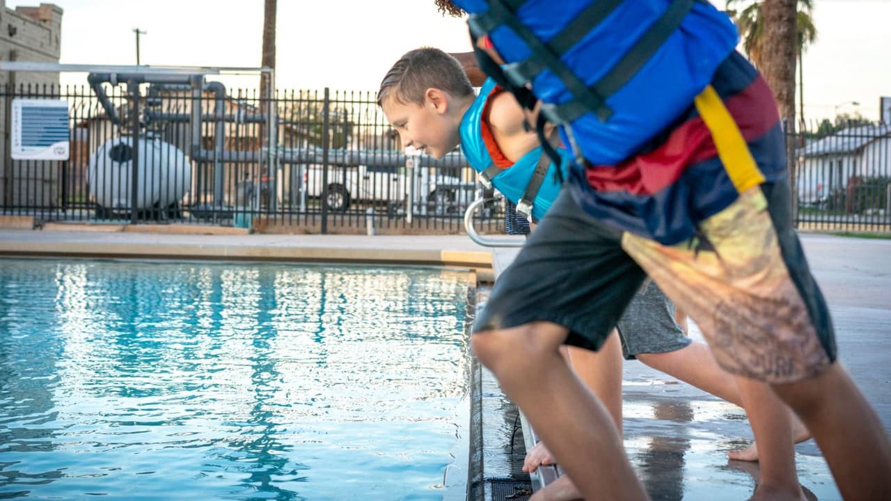 <b>Coronado Pool</b>
<br>Abierto de lunes a jueves, sábados y domingos de 12 p.m. a 6 p.m. Viernes cerrado.
<a href="https://goo.gl/maps/QMpnQjgE5gL2" target="_blank">1717 N. 12th Street.</a> Teléfono: 602-262-6709. Niños entran gratis. Adultos $3.