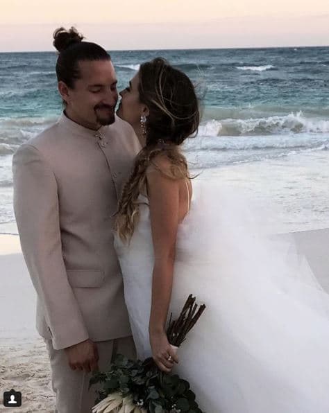 La pareja se casó a las orillas del mar caribe en una ceremonia religiosa cristiana.