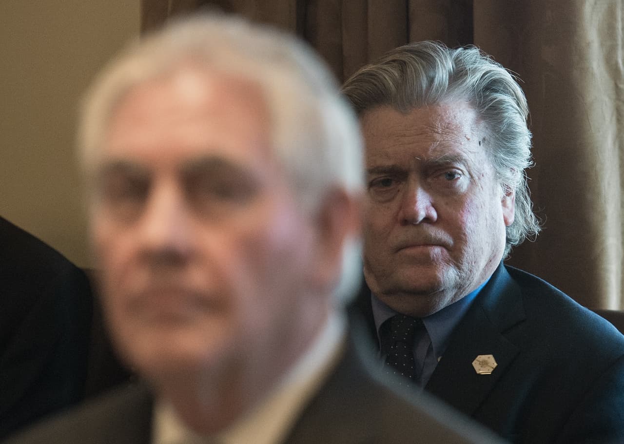 ¿Qué se sabe sobre la abrupta pérdida de poder de Bannon, el estratega de Trump?