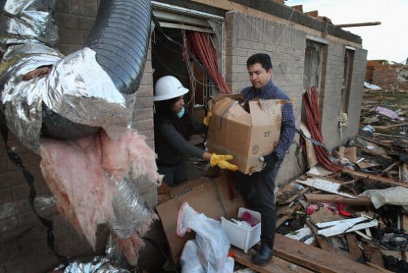 Un ejemplo de ellos es Ofelia Olivera y Oscar Ruiz quienes acudieron a ayudar a un amigo a recuperar pertenencias de lo que quedó de su casa.