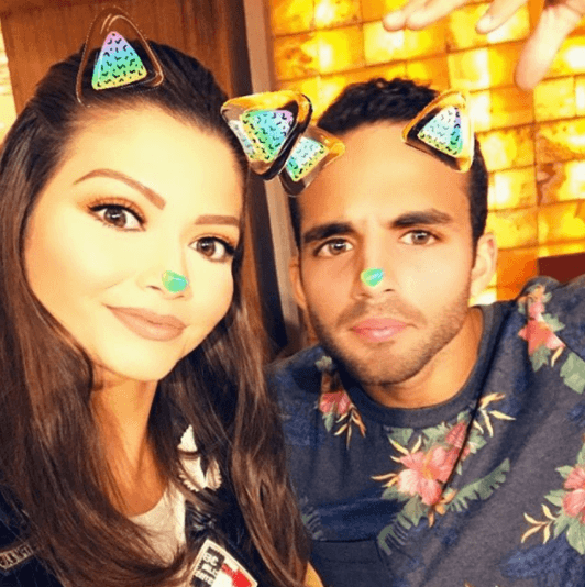 Y de este modo Danell J Leyva y ella nos saludan.