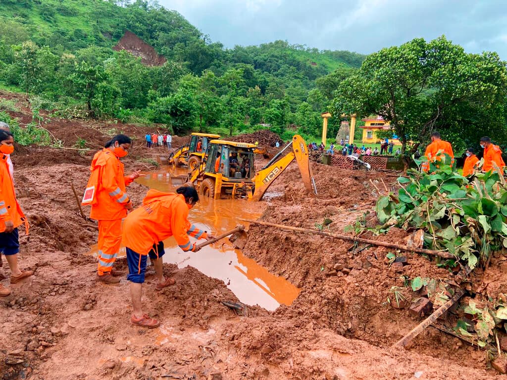 El jefe del gobierno local de Maharashtra, Uddhav Thackeray, afirmó que los servicios de emergencia
<b>tenían dificultades para llegar a los barrios aislados de Chiplun,</b> debido al estado de las carreteras y de los puentes dañados por las inundaciones.