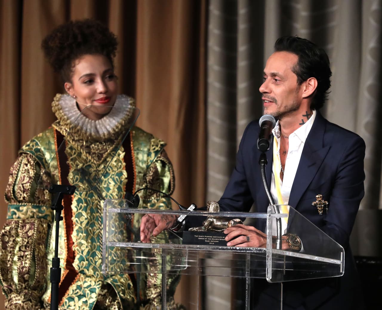 Al recibir el galardón, el artista de 50 años confesó sentirse "honrado y nervioso", por ser reconocido por uno de los institutos más antiguos de Estados Unidos y que forma parte de 
<b><a href="https://www.harvard.edu/" target="_blank">Harvard</a></b>.