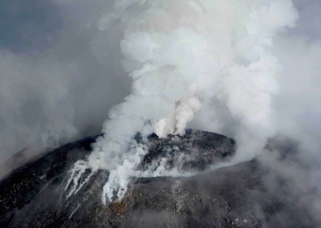 Imagen aérea del volcán Colima, en México, lanzando gases el 30 de septiembre de 2016.