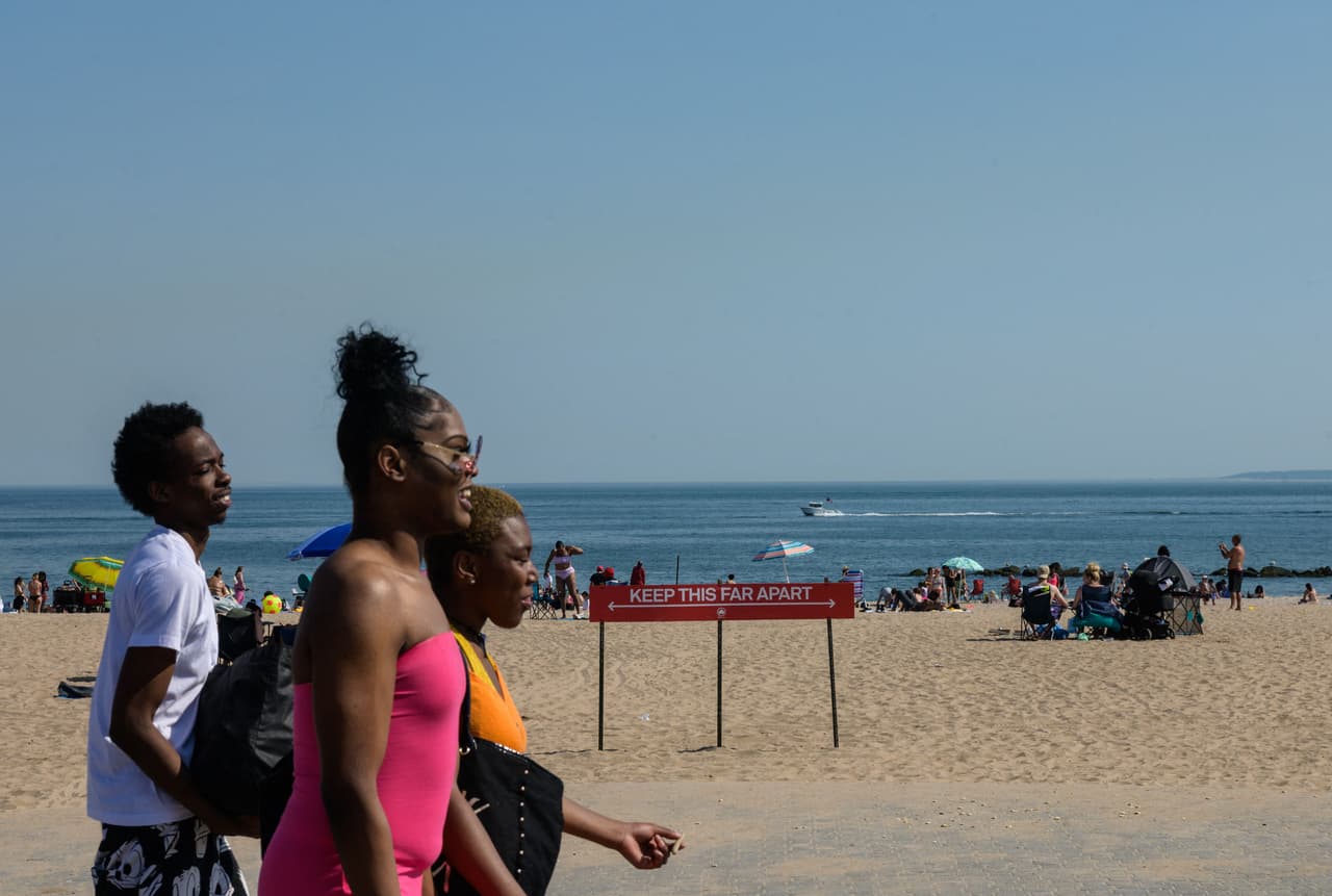 "Vamos a combinar la alegría del verano y la reapertura de las playas con el esfuerzo de vacunación", dijo de Blasio. "Este es un ejemplo de llevar la vacunación a la gente".