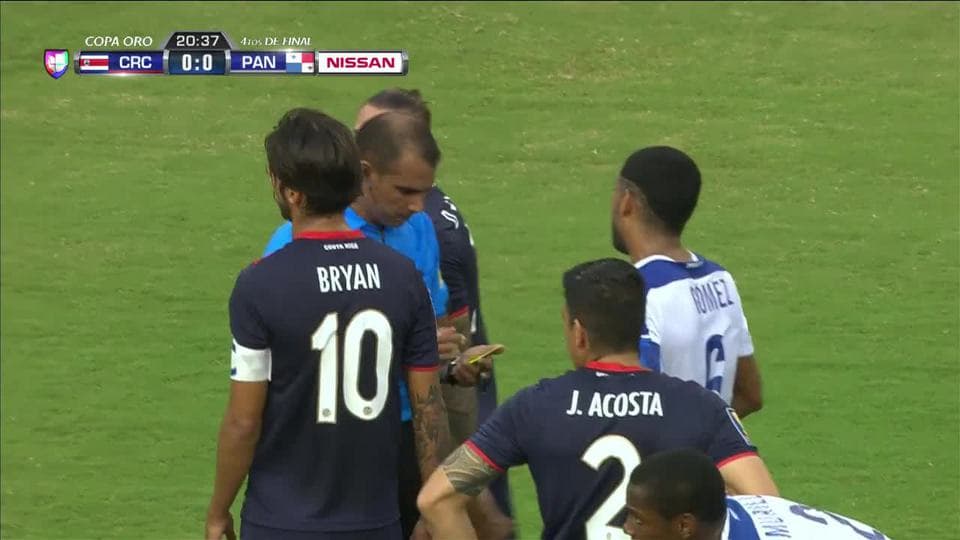 Tarjeta amarilla. El árbitro amonesta a David Ramírez de Costa Rica