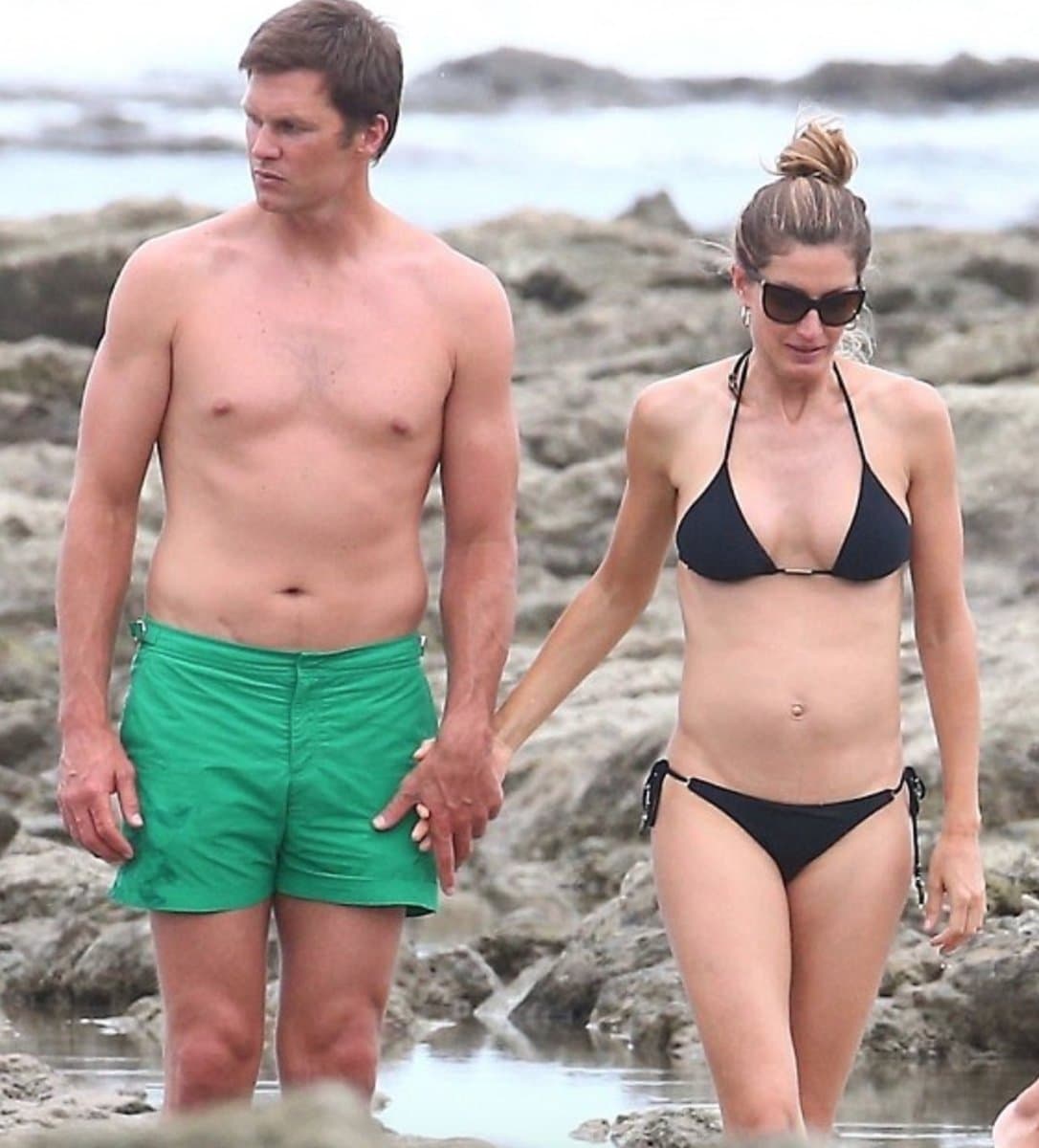 "Soy viejo y fuera de forma y de alguna manera me veo tan bien como Tom Brady", dice uno de los usuarios en redes sociales al compartir la foto de Tom Brady.