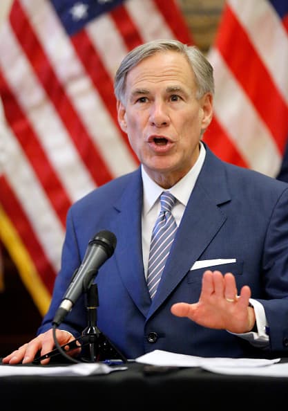 El gobernador Greg Abbott anunció que varios negocios podrán reabrir con restricciones para evitar un aumento significativo en casos de coronavirus en el estado. Para minimizar la propagación del virus durante esta fase se debe limitar la capacidad de no más del 25% de los clientes en los locales. También dejó caducar la orden de permanecer en casa.