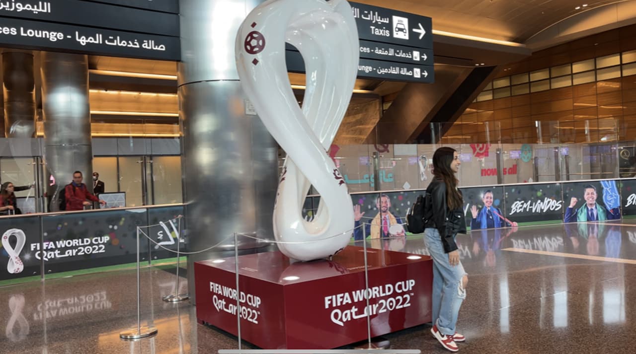 En las calles de esta zona y en general de Doha lucen con aficionados mostrando las banderas de sus países prácticamente a cualquier hora del día.
<br>