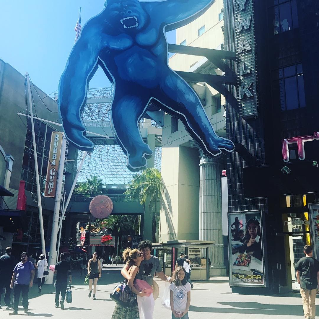 "Los mejores recuerdos son con la familia #universalstudios", comentó 
<b><a href="http://www.univision.com/temas/itati-cantoral">Cantoral</a></b> en esta imagen, en donde se puede observar sobre ellos al temido King Kong, mostrando lo divertido que se la pasaron en sus vacaciones hace unos días atrás.