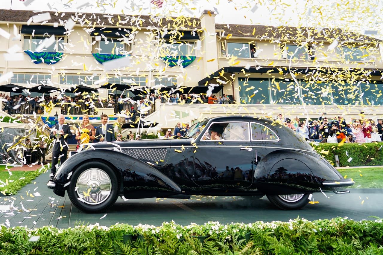 La belleza del Alfa Romeo 8C es celebrada hasta el día de hoy. En esta imagen vemos un 
<b>Alfa Romeo 8C 2900B Touring Berlinetta de 1937</b> recibiendo el premio ‘Mejor del Show’ en el reconocido Concurso de Elegancia en Pebble Beach en 2018.
