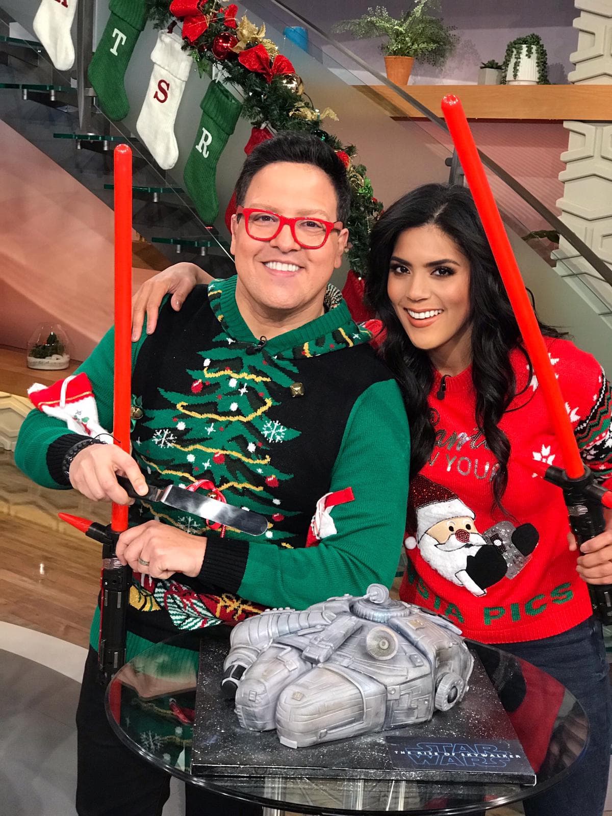 Santa Claus, arbolitos de Navidad y telas abrigadoras formaron parte del 'outfit' de Raúl y Francisca.