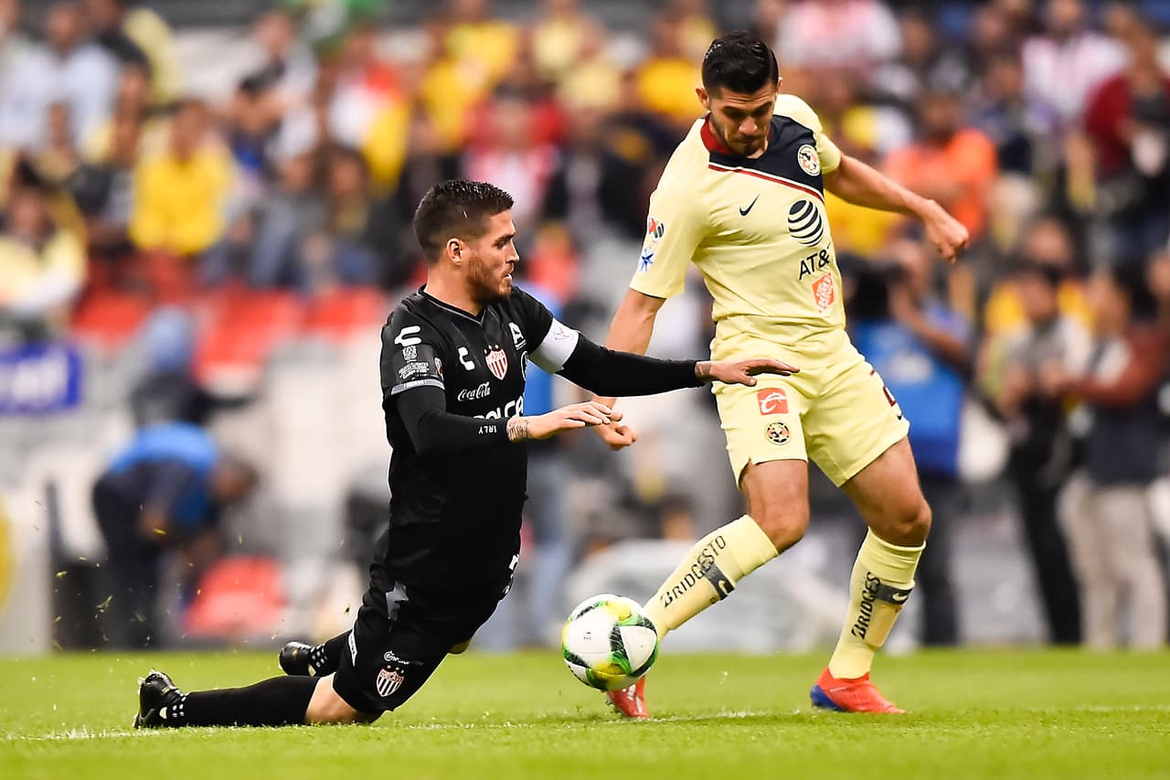 América estaba dueñándose de la pelota y de la posición en el terreno de juego, estaba arrinconando al Necaxa.