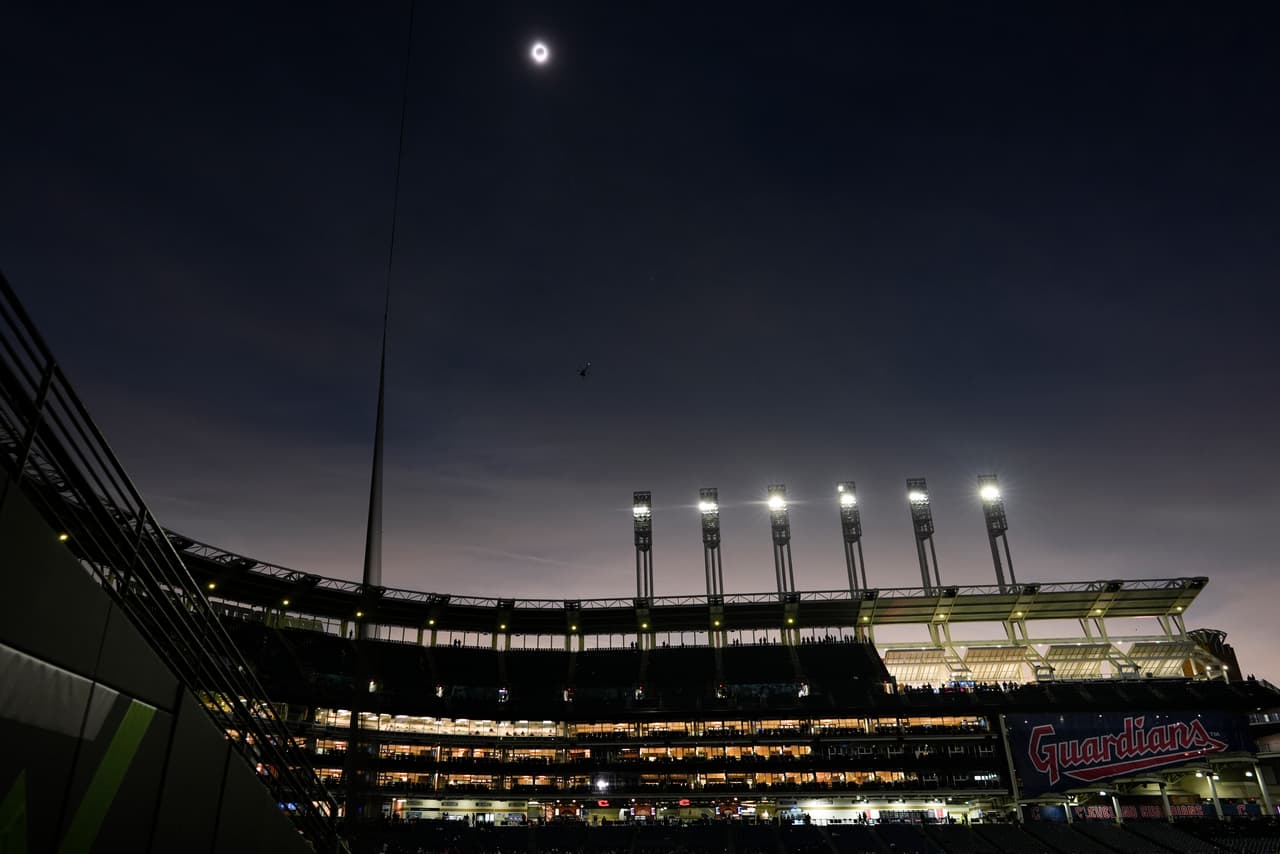 <b>Otro punto clave del eclipse fue en Cleveland</b>, donde se vio total. Aquí en el estadio Progressive Field, donde jugaban los equipos Cleveland Guardians y Chicago White Sox.