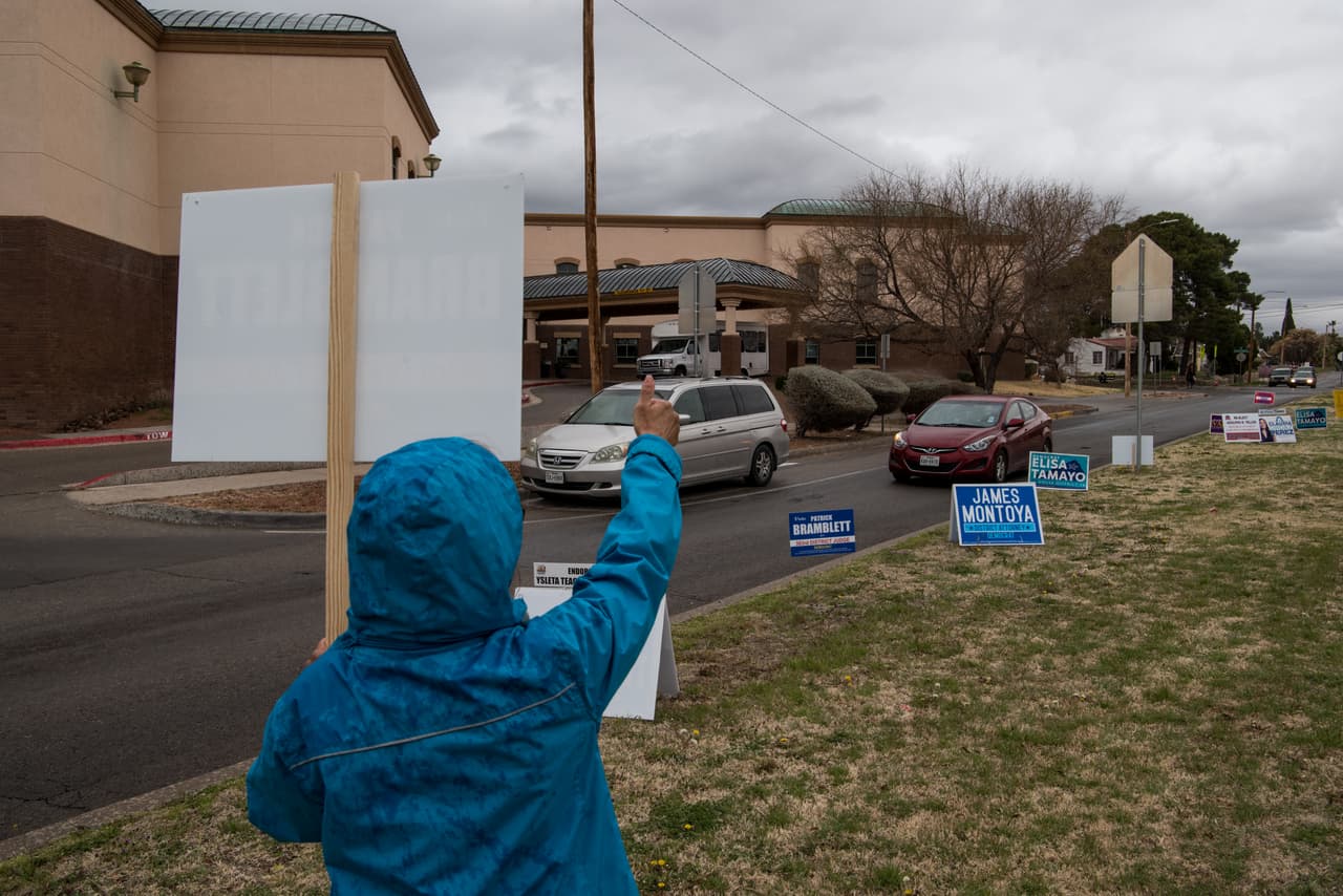 Los votantes que 
<a href="https://www.univision.com/local/houston-kxln/elecciones-estados-unidos-2020/votar-desde-el-auto-y-con-tapabocas-asi-pueden-ser-las-elecciones-de-julio-en-texas">no puedan salir de sus automóviles</a> tienen permitido pedir a un funcionario electoral que salga con una boleta para que puedan ejercer su derecho desde su coche. El gobierno texano recomienda llamar antes de pedir esta opción.