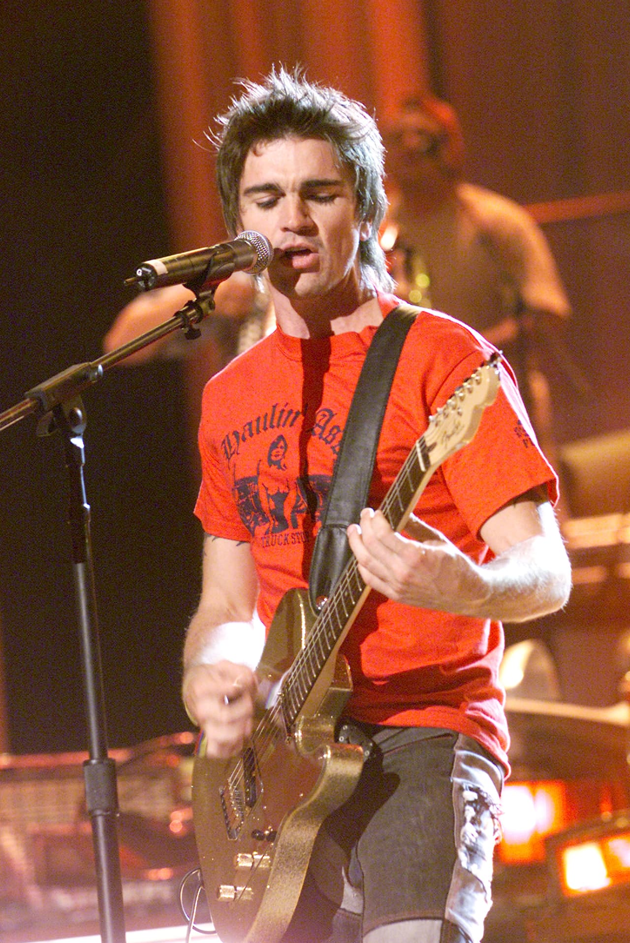 Juanes apareció como solista en el año 1998 con "La tierra" , después de tener una temporada rock con su banda Ekhymosis.